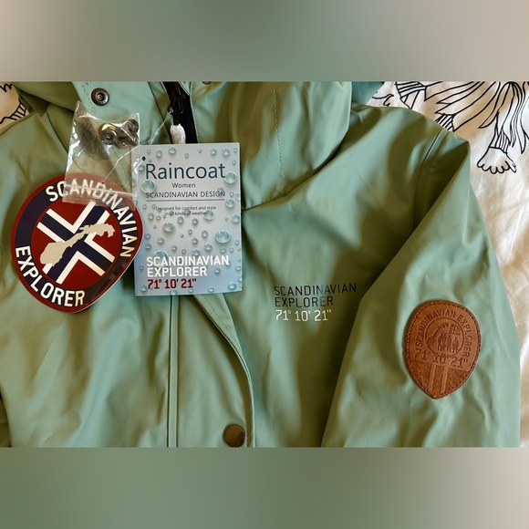Scandinavian Explorer raincoat. New with tags. Designed in Norway. 🇳🇴 - Picture 3 of 8
